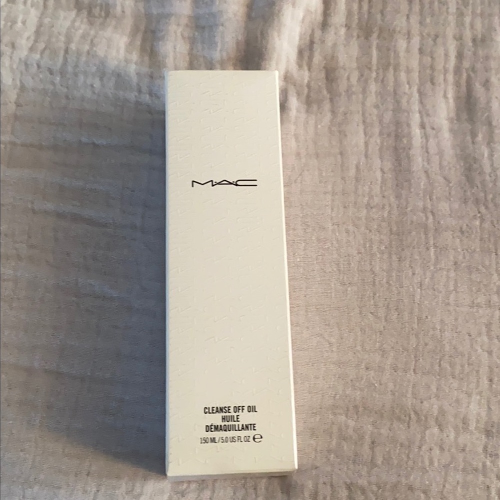 MAC Cosmetics Cleanse Off Oil